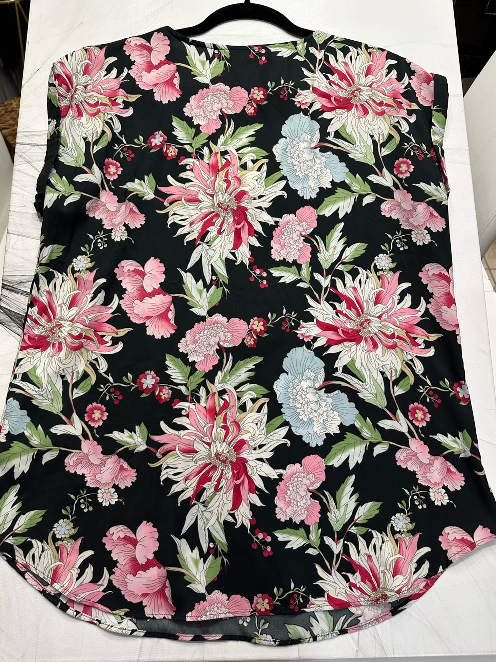 Express Black Floral Zip-Front V-Neck Blouse in Pink and Light Blue - Picture 4 of 4